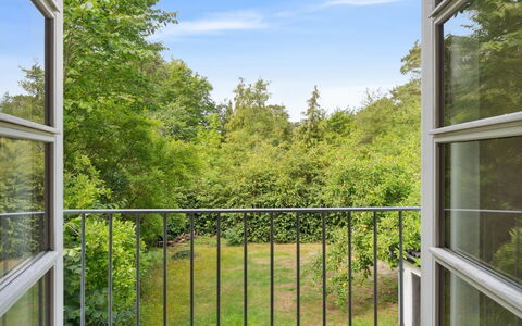 Rina - 250M from the Sea: Vegetation, Struik, De Lente, Verblijf, Tuin, Schaduw, Backyard, Werf, Stoel