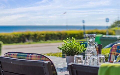 Helin - 100M from the Sea: Zwembad, Badplaats