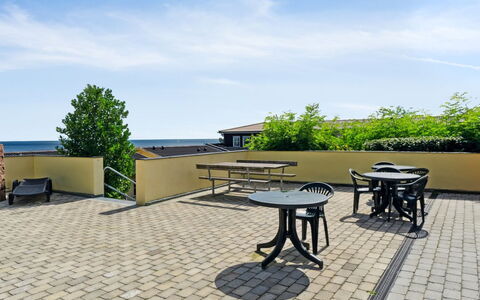 Helin - 100M from the Sea: Vegetation, Struik, De Lente, Verblijf, Tuin, Schaduw, Backyard, Werf, Stoel