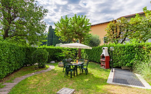 La Finestra sul Lago: Wolk, Fabriek, Lucht, Openluchtbank, Boom, Tafel, Natuurlijk Landschap, Buitenmeubels, Buitentafel, Land Lot