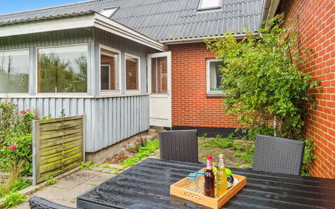 Atena - 250M from the Sea: Dak, Huis, Land Lot, Huis, Verblijf, Landgoed, Garden Gebouwen, Schaduw, Blokhut, Landscaping