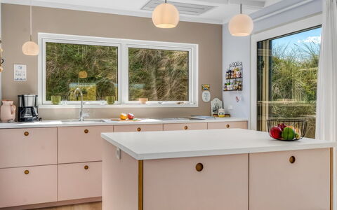 Hoat - 300M from the Sea: Interieur Ontwerp, Keuken, Countertop, Cabinetry, Flooring, Plafond, Verlichting, Lichte Inrichting, Toestel Van De Keuken, Meubilair