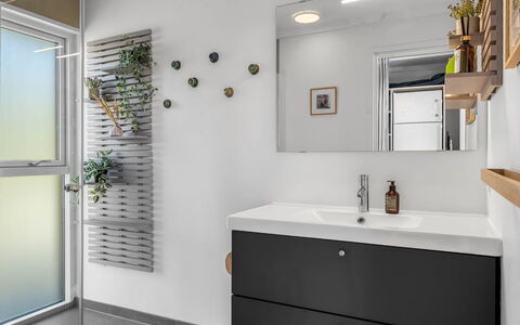 Hoat - 300M from the Sea: Wastafel In De Badkamer, Wastafel, Loodgieterswerkinrichting, Interieur Ontwerp, Badkamerkast, Flooring, Kraan, Verdieping, Spiegel, Badkamer