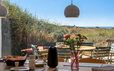 Hoat - 300M from the Sea: Meubilair, Tafel, Stoel, Keuken En Eettafel, Buitentafel, Buitenmeubels, Restaurant, Koffietafel, Serveware, Eetkamer