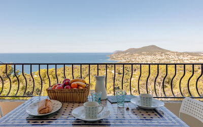 Carqueiranne 99: Lucht, Tafel, Water, Tableware, Eigendom, Meubilair, Azure, Stoel, Buitenmeubels, Buitentafel