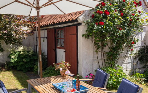 Merete - 50M from the Sea: Dak, Huis, Huis, Verblijf, Siding, Landgoed, Oprit, Garden Gebouwen, Werf, Schuur