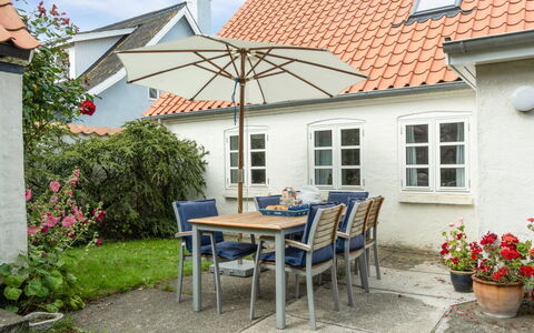 Merete - 50M from the Sea: Dak, Huis, Huis, Verblijf, Siding, Landgoed, Oprit, Garden Gebouwen, Werf, Schuur