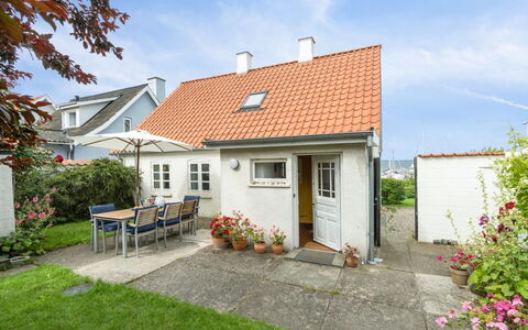 Merete - 50M from the Sea: Dak, Huis, Huis, Verblijf, Siding, Landgoed, Oprit, Garden Gebouwen, Werf, Schuur