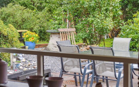 Aslak - 600M from the Sea: Dak, Huis, Deur, Verblijf, Schaduw, Siding, Werf, Landgoed, Backyard