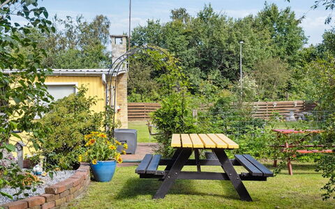 Aslak - 600M from the Sea: Dak, Huis, Deur, Verblijf, Schaduw, Siding, Werf, Landgoed, Backyard