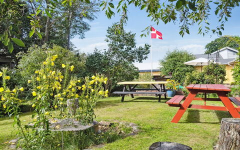Aslak - 600M from the Sea: Dak, Huis, Deur, Verblijf, Schaduw, Siding, Werf, Landgoed, Backyard