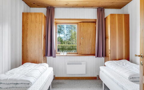 Hakon - 550M from the Sea: Hout, Interieur Ontwerp, Verdieping, Flooring, Slaapkamer, Bed, Kamer, Plafond, Bedding, Hardwood