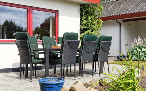 Hakon - 550M from the Sea: Dak, Huis, Deur, Verblijf, Schaduw, Siding, Werf, Landgoed, Backyard