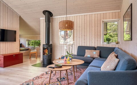 Annvy - 400M from the Sea: Hout, Flooring, Verdieping, Meubilair, Interieur Ontwerp, Woonkamer, Huis, Beits, Hardwood, Kamer