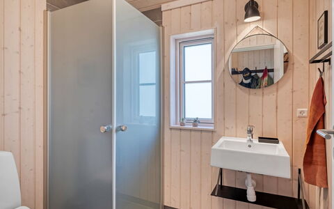 Annvy - 400M from the Sea: Muur, Hout, Flooring, Verdieping, Interieur Ontwerp, Loodgieterswerkinrichting, Plafond, Kamer, Badkamer, Loodgieter