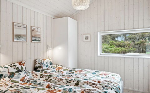 Annvy - 400M from the Sea: Hout, Slaapkamer, Interieur Ontwerp, Plafond, Flooring, Verdieping, Laken, Bed, Kamer, Linens
