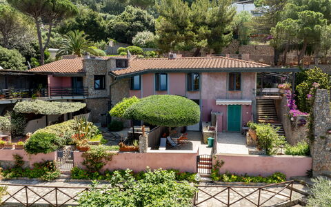 Argentarola House, Porto Santo Stefano, Seaview An: Fabriek, Venster, Gebouw, Boom, Vegetation, Huis, Buurt, Biome, Stedelijk Ontwerp, Bloem