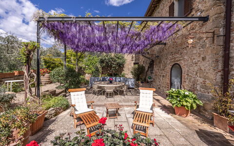 Monticchiello Apartment With Garden, Wifi, Pienza,: Bloem, Fabriek, Wolk, Lucht, Meubilair, Gebouw, Venster, Stoel, Purper, Tafel