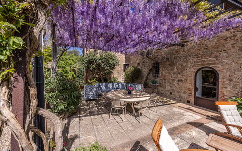 Monticchiello Apartment With Garden, Wifi, Pienza,: Fabriek, Meubilair, Gebouw, Bloem, Tafel, Purper, Boom, Buitenmeubels, Straatlantaarn, Stoel