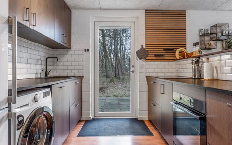 Idalina - 700M from the Sea: Flooring, Hout, Major Appliance, Verdieping, Keuken, Toestel Van De Keuken, Countertop, Cabinetry, Samengesteld Materiaal, Huishoudapparatuur