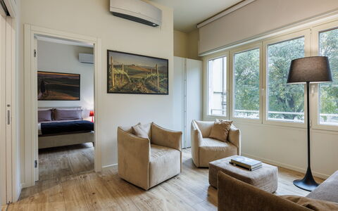 Betty Florence Charming Modern Apartment Near Piaz: Bankstel, Eigendom, Meubilair, Comfort, Tafel, Venster, Hout, Interieur Ontwerp, Flooring, Fotolijst