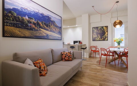 Betty Florence Charming Modern Apartment Near Piaz: Fotolijst, Meubilair, Eigendom, Bankstel, Tafel, Oranje, Interieur Ontwerp, Fabriek, Comfort, Woonkamer