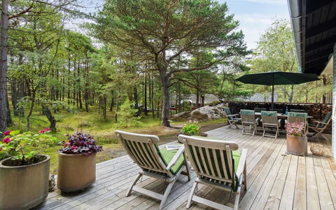 Alita - 300M from the Sea: Hout, Meubilair, Appartement, Kamer, Plafond, Beits, Stoel, Hardwood, Vernis, Timmerhout