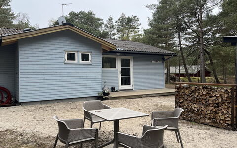 Alita - 300M from the Sea: Hout, Meubilair, Appartement, Kamer, Plafond, Beits, Stoel, Hardwood, Vernis, Timmerhout
