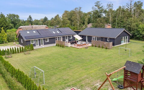 Ronia - 900M from the Sea: Hout, Dak, Architectuur, Huis, Huis, Verblijf, Siding, Hardwood, Helling, Landgoed