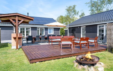 Ronia - 900M from the Sea: Hout, Dak, Architectuur, Huis, Huis, Verblijf, Siding, Hardwood, Helling, Landgoed