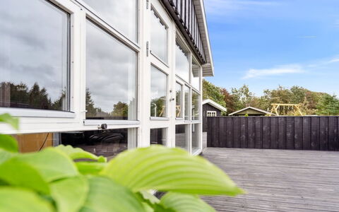 Sylvi - 750M from the Sea: Meubilair, Interieur Ontwerp, Flooring, Hout, Verdieping, Plafond, Houten Vloer, Stoel, Tafel, Verlichting