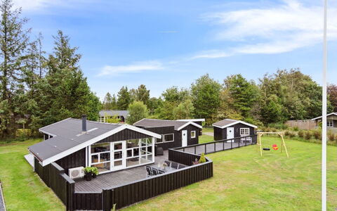 Sylvi - 750M from the Sea: Meubilair, Interieur Ontwerp, Flooring, Hout, Verdieping, Plafond, Houten Vloer, Stoel, Tafel, Verlichting