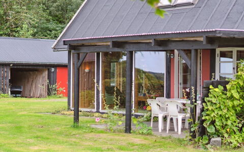 Thana - 8Km from the Sea: Huis, Huis, Deur, Dak, Verblijf, Landgoed, Tuin, Schaduw, Siding, Werf