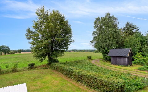 Thana - 8Km from the Sea: Huis, Huis, Deur, Dak, Verblijf, Landgoed, Tuin, Schaduw, Siding, Werf