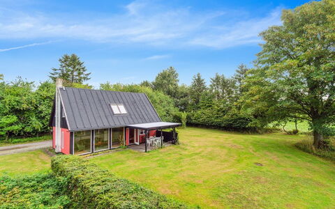 Thana - 8Km from the Sea: Huis, Huis, Deur, Dak, Verblijf, Landgoed, Tuin, Schaduw, Siding, Werf