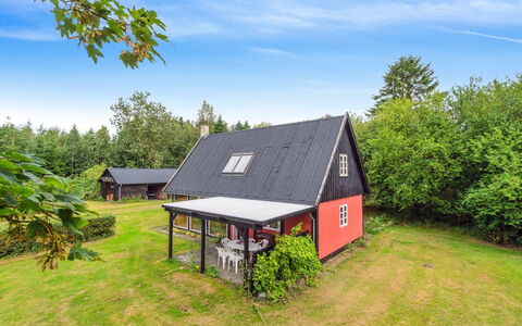 Thana - 8Km from the Sea: Huis, Huis, Deur, Dak, Verblijf, Landgoed, Tuin, Schaduw, Siding, Werf