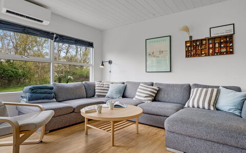 Merilin - 300M from the Sea: Dak, Huis, Deur, Verblijf, Schaduw, Siding, Werf, Landgoed, Backyard
