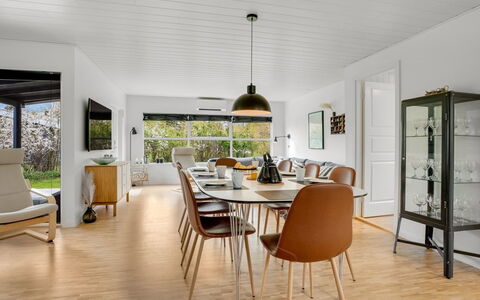 Merilin - 300M from the Sea: Dak, Huis, Deur, Verblijf, Schaduw, Siding, Werf, Landgoed, Backyard