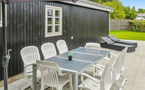 Merilin - 300M from the Sea: Dak, Huis, Deur, Verblijf, Schaduw, Siding, Werf, Landgoed, Backyard