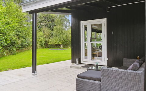 Merilin - 300M from the Sea: Dak, Huis, Deur, Verblijf, Schaduw, Siding, Werf, Landgoed, Backyard