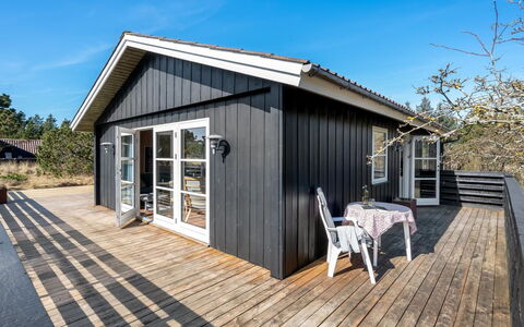 Andrea - 1.6Km from the Sea: Hout, Verblijf, Plank, Hardwood, Schaduw, Dek, Siding, Schuur, Hut, Garden Gebouwen