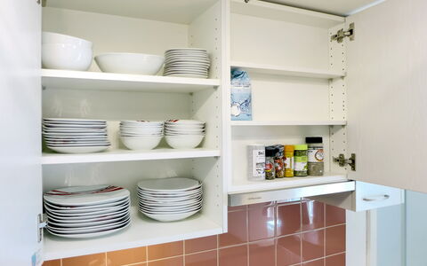 Orya: Plank, Eigendom, Stellingen, Dishware, Interieur Ontwerp, Muur, Tableware, Serveware, Cabinetry, Porselein