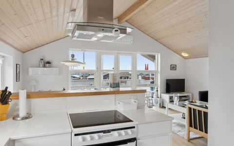 Yvette - 150M from the Sea: Hout, Plafond, Keuken, Flooring, Interieur Ontwerp, Countertop, Lichte Inrichting, Meubilair, Verdieping, Verlichting