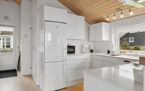 Yvette - 150M from the Sea: Keuken, Toestel Van De Keuken, Countertop, Flooring, Interieur Ontwerp, Major Appliance, Hout, Cabinetry, Plafond, Verdieping