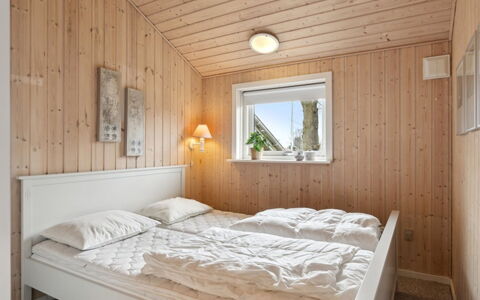 Yvette - 150M from the Sea: Slaapkamer, Bed, Hout, Interieur Ontwerp, Plafond, Verdieping, Laken, Bedding, Flooring, Bed Frame