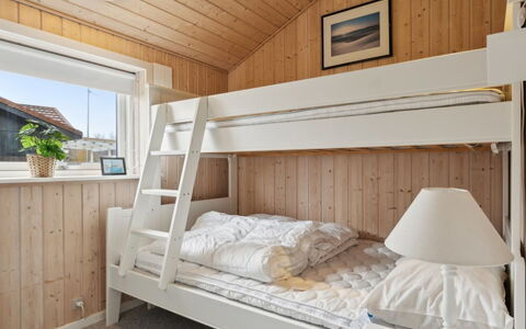 Yvette - 150M from the Sea: Hout, Slaapkamer, Bed, Interieur Ontwerp, Plafond, Verdieping, Meubilair, Flooring, Huis, Bed Frame