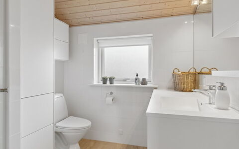 Yvette - 150M from the Sea: Loodgieterswerkinrichting, Flooring, Muur, Verdieping, Interieur Ontwerp, Badkamer, Wastafel, Hout, Wastafel In De Badkamer, Badkamerkast