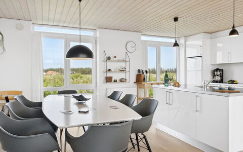 Thyra - 700M from the Sea: Meubilair, Interieur Ontwerp, Flooring, Stoel, Lichte Inrichting, Keuken, Verdieping, Keuken En Eettafel, Plafond, Hout