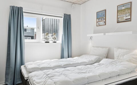 Thyra - 700M from the Sea: Slaapkamer, Bed, Meubilair, Laken, Interieur Ontwerp, Bedding, Verdieping, Linens, Flooring, Bed Frame
