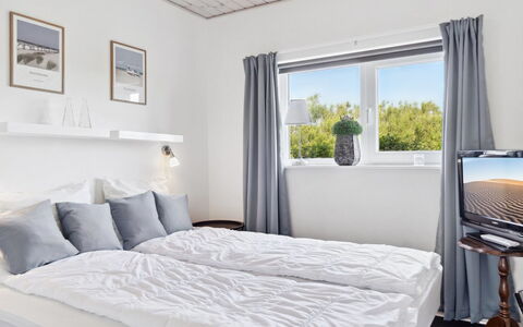 Thyra - 700M from the Sea: Bed, Slaapkamer, Bedding, Laken, Meubilair, Interieur Ontwerp, Kussen Gooien, Linens, Huis, Bed Frame